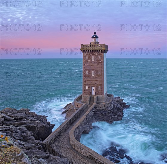 France, Finistère(29) Le Conquet, le phare de Kermovan situé à la pointe de la presqu'île de Kermorvan / France, Finistère(29) Le Conquet, the Kermovan lighthouse at the tip of the Kermorvan peninsula