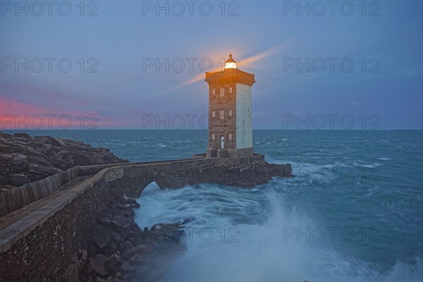 France, Finistère(29) Le Conquet, le phare de Kermovan la nuit, situé à la pointe de la presqu'île de Kermorvan / France, Finistère Le Conquet, the Kermovan lighthouse at night, located at the tip of the Kermorvan peninsula