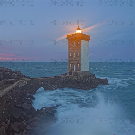 France, Finistère(29) Le Conquet, le phare de Kermovan la nuit, situé à la pointe de la presqu'île de Kermorvan / France, Finistère Le Conquet, the Kermovan lighthouse at night, located at the tip of the Kermorvan peninsula