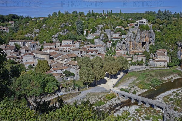 France, Ardèche (07) Labeaume, village accroché aux falaises des Gorges de la Baume / France, Ardèche Labeaume, village perched  to the cliffs Gorges de la Baume