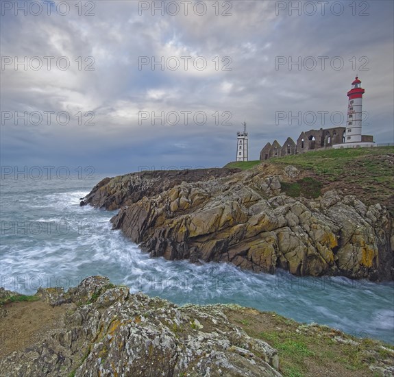 France, Finistère(29) Plougonvelin, site du phare et de la pointe Saint-Mathieu, vue depuis le bord de mer / France, Finistère, Plougonvelin, site of the lighthouse and pointe Saint-Mathieu, view from the seaside