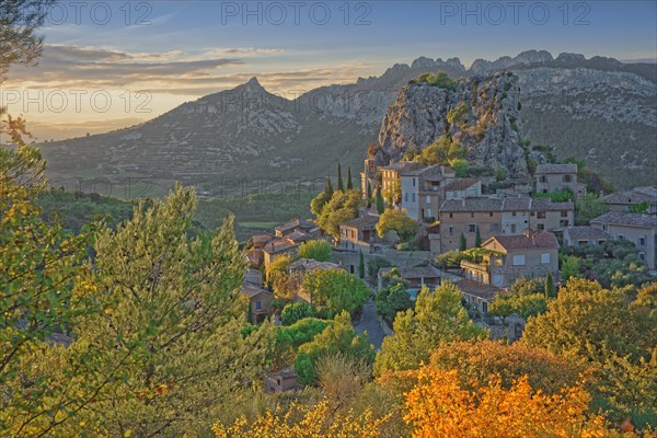 France, Vaucluse (84) La Roque-Alric, village des Dentelles de Montmirail / France, Vaucluse, La Roque-Alric, village of the Dentelles de Montmirail /