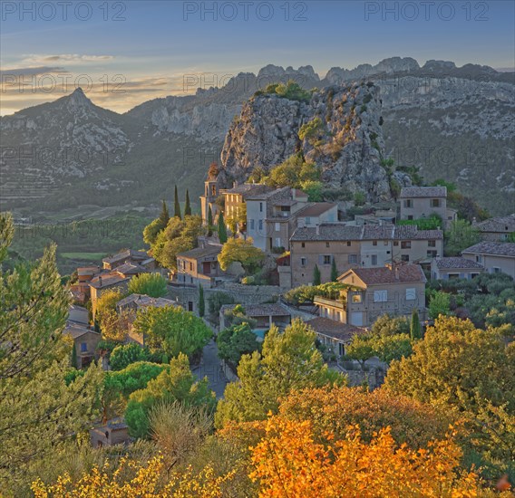 France, Vaucluse (84) La Roque-Alric, village des Dentelles de Montmirail / France, Vaucluse, La Roque-Alric, village of the Dentelles de Montmirail /