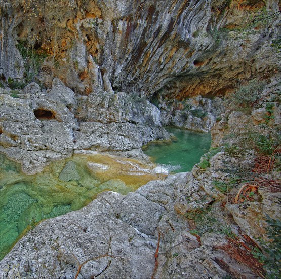 France, Gard(30) Navacelles, les Aiguières, cascades et cavités creusées par la rivière dans le lit du Valat de Séguissous / France, Gard , Navacelles, les Aiguières, waterfalls and cavities dug by the river in the bed of the Valat de Séguissous /