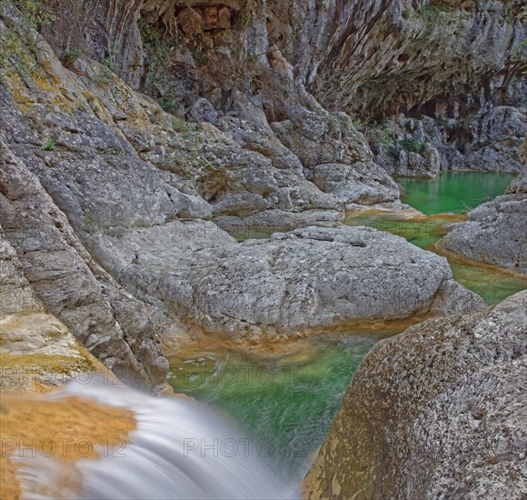 France, Gard(30) Navacelles, les Aiguières, cascades et cavités creusées par la rivière dans le lit du Valat de Séguissous / France, Gard , Navacelles, les Aiguières, waterfalls and cavities dug by the river in the bed of the Valat de Séguissous /