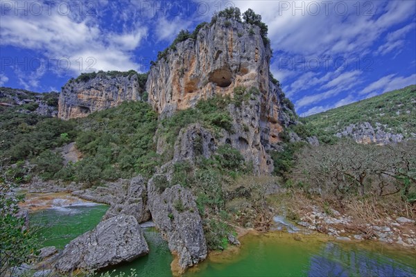 France, Gard(30) Lussan,  gorges naturelle creusées par les rivières le Merdéris et l'Aiguillon, le rocher de l'Aigle / France, Gard, Lussan, natural gorges carved by the Merdéris and Aiguillon rivers, le rocher de l'Aigle