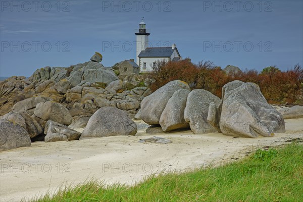 France, Finistère(29) Plounéour-Brignogan-plages, la plage avec ses chaos rocheux et le phare de Pontusval / France, Finistère Plounéour-Brignogan-plages, the beach with its rocky chaos and the Pontusval lighthouse