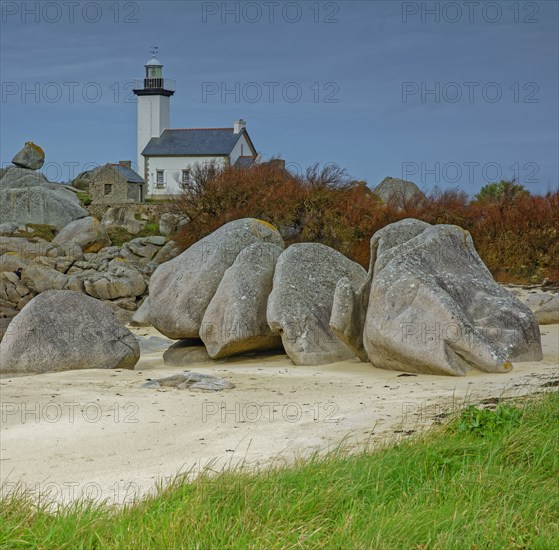 France, Finistère(29) Plounéour-Brignogan-plages, la plage avec ses chaos rocheux et le phare de Pontusval / France, Finistère Plounéour-Brignogan-plages, the beach with its rocky chaos and the Pontusval lighthouse