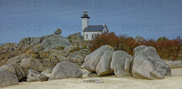 France, Finistère(29) Plounéour-Brignogan-plages, la plage avec ses chaos rocheux et le phare de Pontusval / France, Finistère Plounéour-Brignogan-plages, the beach with its rocky chaos and the Pontusval lighthouse