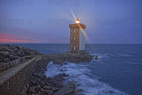 France, Finistère(29) Le Conquet, le phare de Kermovan la nuit, situé à la pointe de la presqu'île de Kermorvan / France, Finistère Le Conquet, the Kermovan lighthouse at night, located at the tip of the Kermorvan peninsula