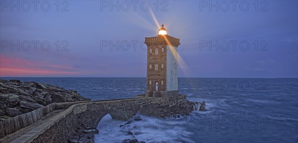 France, Finistère(29) Le Conquet, le phare de Kermovan la nuit, situé à la pointe de la presqu'île de Kermorvan / France, Finistère Le Conquet, the Kermovan lighthouse at night, located at the tip of the Kermorvan peninsula