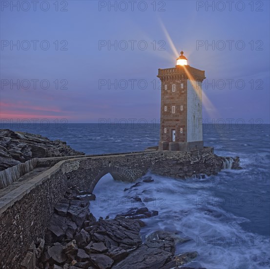 France, Finistère(29) Le Conquet, le phare de Kermovan la nuit, situé à la pointe de la presqu'île de Kermorvan / France, Finistère Le Conquet, the Kermovan lighthouse at night, located at the tip of the Kermorvan peninsula