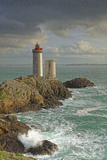 France, Finistère(29) Plouzané, le littoral et le phare du Petit Minou à l'entrée de la rade de Brest / France, Finistère Plouzané, the coastline and the Petit Minou lighthouse at the entrance to the Brest roadstead