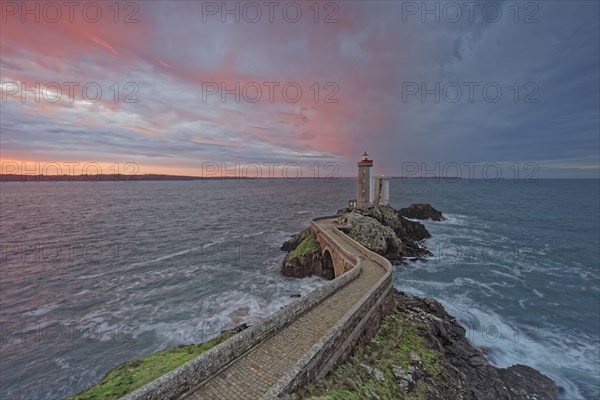 France, Finistère(29) Plouzané, le phare du Petit Minou à l'entrée de la rade de Brest / France, Finistère Plouzané, Petit Minou lighthouse at the entrance to Brest harbour