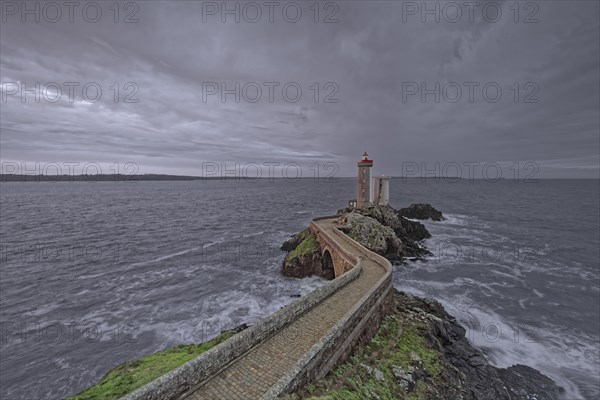 France, Finistère(29) Plouzané, le phare du Petit Minou à l'entrée de la rade de Brest / France, Finistère Plouzané, Petit Minou lighthouse at the entrance to Brest harbour