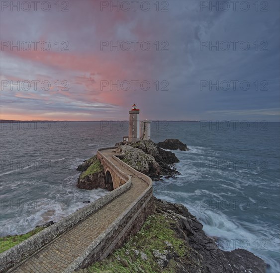 France, Finistère(29) Plouzané, le phare du Petit Minou à l'entrée de la rade de Brest / France, Finistère Plouzané, Petit Minou lighthouse at the entrance to Brest harbour