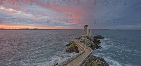 France, Finistère(29) Plouzané, le phare du Petit Minou à l'entrée de la rade de Brest / France, Finistère Plouzané, Petit Minou lighthouse at the entrance to Brest harbour