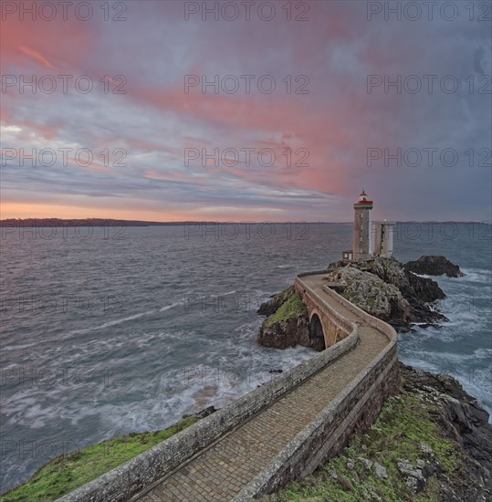 France, Finistère(29) Plouzané, le phare du Petit Minou à l'entrée de la rade de Brest / France, Finistère Plouzané, Petit Minou lighthouse at the entrance to Brest harbour