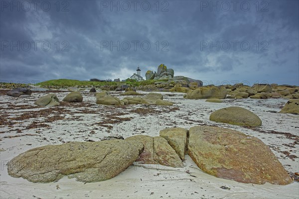 France, Finistère(29) Plounéour-Brignogan-plages, la plage avec ses chaos rocheux et le phare de Pontusval / France, Finistère Plounéour-Brignogan-plages, the beach with its rocky chaos and the Pontusval lighthouse