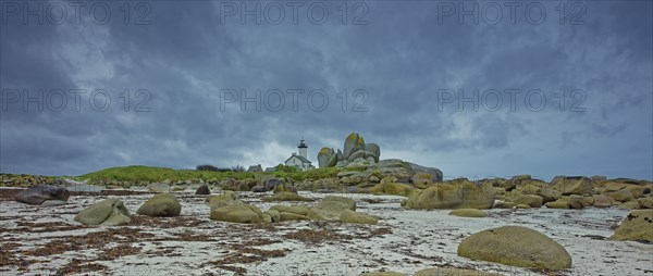 France, Finistère(29) Plounéour-Brignogan-plages, la plage avec ses chaos rocheux et le phare de Pontusval / France, Finistère Plounéour-Brignogan-plages, the beach with its rocky chaos and the Pontusval lighthouse