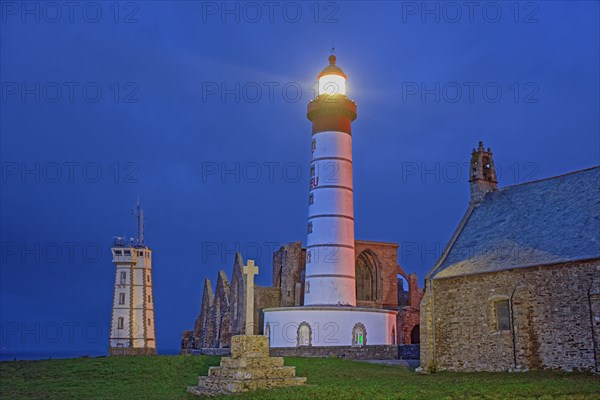 France, Finistère(29) Plougonvelin, site du phare et de la pointe Saint-Mathieu, le phare illuminé la nuit / France, Finistère Plougonvelin, site of the lighthouse and pointe Saint-Mathieu, the lighthouse illuminated at night