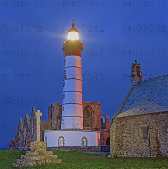 France, Finistère(29) Plougonvelin, site du phare et de la pointe Saint-Mathieu, le phare illuminé la nuit / France, Finistère Plougonvelin, site of the lighthouse and pointe Saint-Mathieu, the lighthouse illuminated at night