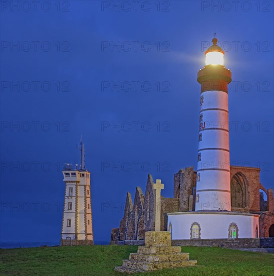 France, Finistère(29) Plougonvelin, site du phare et de la pointe Saint-Mathieu, le phare illuminé la nuit / France, Finistère Plougonvelin, site of the lighthouse and pointe Saint-Mathieu, the lighthouse illuminated at night