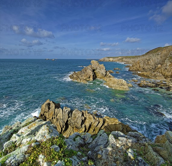 France, Finistère(29) Plouarzel, la pointe de Corsen, Cap Corsen, récifs et paysage côtier / France, Finistère Plouarzel, la pointe de Corsen, Cap Corsen, reefs and coastal landscape/