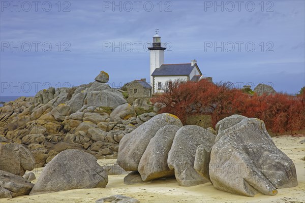 France, Finistère(29) Plounéour-Brignogan-plages, la plage avec ses chaos rocheux et le phare de Pontusval / France, Finistère Plounéour-Brignogan-plages, the beach with its rocky chaos and the Pontusval lighthouse