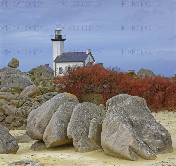 France, Finistère(29) Plounéour-Brignogan-plages, la plage avec ses chaos rocheux et le phare de Pontusval / France, Finistère Plounéour-Brignogan-plages, the beach with its rocky chaos and the Pontusval lighthouse