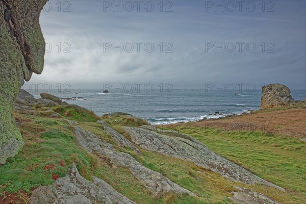 France, Finistère(29) Porspoder, la presqu'île Saint-Laurent et le phare du Four au loin / France, Finistère Porspoder, the Saint-Laurent peninsula and the Four lighthouse in the distance