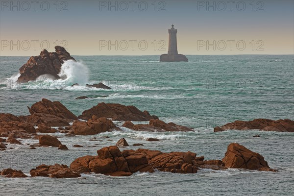 France, Finistère(29) Porspoder, le phare du Four depuis la presqu'île Saint-Laurent / France, Finistère Porspoder, the Four lighthouse from the Saint-Laurent peninsula