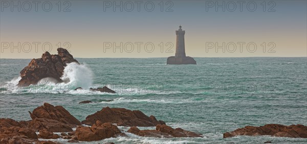 France, Finistère(29) Porspoder, le phare du Four depuis la presqu'île Saint-Laurent / France, Finistère Porspoder, the Four lighthouse from the Saint-Laurent peninsula