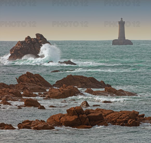 France, Finistère(29) Porspoder, le phare du Four depuis la presqu'île Saint-Laurent / France, Finistère Porspoder, the Four lighthouse from the Saint-Laurent peninsula