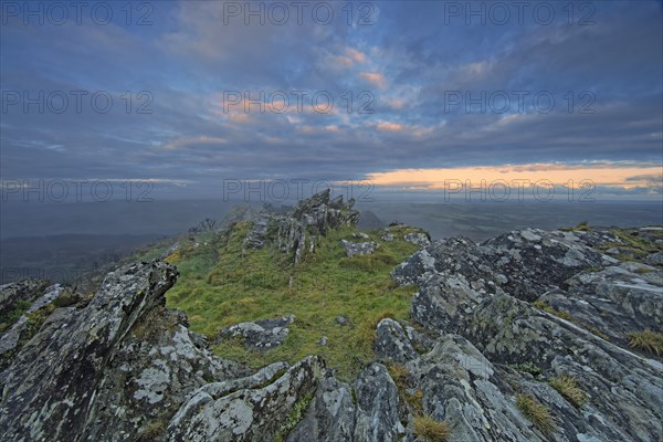 France, Finistère(29) Paysage des Monts d'Arrée, parc naturel régional d'Armorique, arrêtes rocheuses, Roc'h Ruz / France, Finistère Monts d'Arrée landscape, Armorique Regional Nature Park, rocky ridges, Roc'h Ruz