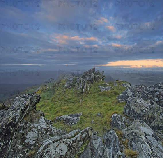 France, Finistère(29) Paysage des Monts d'Arrée, parc naturel régional d'Armorique, arrêtes rocheuses, Roc'h Ruz / France, Finistère Monts d'Arrée landscape, Armorique Regional Nature Park, rocky ridges, Roc'h Ruz