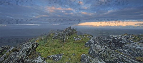 France, Finistère(29) Paysage des Monts d'Arrée, parc naturel régional d'Armorique, arrêtes rocheuses, Roc'h Ruz / France, Finistère Monts d'Arrée landscape, Armorique Regional Nature Park, rocky ridges, Roc'h Ruz