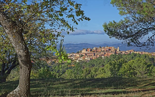 France, Vaucluse(84) Roussillon, le village Labélisé vu depuis les carrières d'ocres / France, Vaucluse  Roussillon, the Labélisé village seen from the ochre quarries /