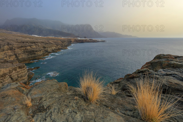 Espagne, Iles Canaries, Grande Canarie, Agaete, Puerto de Las Nieves vue depuis les falaises d'EI / Spain, Canary Islands, Gran Canaria, Agaete, Puerto de Las Nieves seen from the cliffs of EI