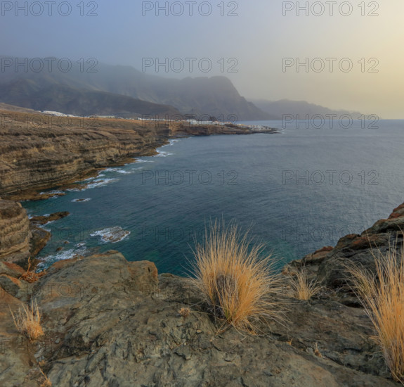 Espagne, Iles Canaries, Grande Canarie, Agaete, Puerto de Las Nieves vue depuis les falaises d'EI / Spain, Canary Islands, Gran Canaria, Agaete, Puerto de Las Nieves seen from the cliffs of EI