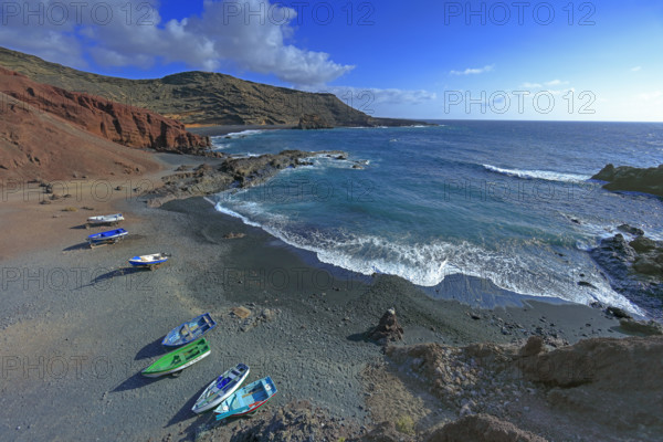 Espagne, Iles Canaries, Lanzarote, golfe de Cabildo, la plage de sable volcanique noire, les barques de pêcheurs / Spain, Canary Islands, Lanzarote, El Golfo Cabildo, the black volcanic sand beach, the fishing boats /