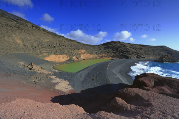 Espagne, Iles Canaries, Lanzarote, golfe de Cabildo, la plage de sable volcanique noire, le lac vert / Spain, Canary Islands, Lanzarote, Gulf of Cabildo, the black volcanic sand beach, the green lake /