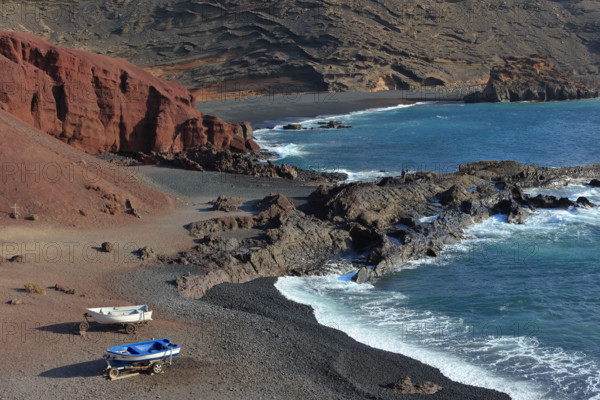 Espagne, Iles Canaries, Lanzarote, golfe de Cabildo, la plage de sable volcanique noire, les barques de pêcheurs / Spain, Canary Islands, Lanzarote, El Golfo Cabildo, the black volcanic sand beach, the fishing boats /