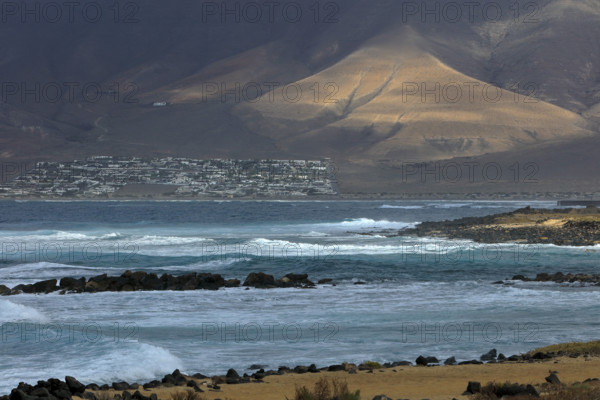 Espagne, Iles Canaries, Lanzarote, Famara la vue depuis la plage / Spain, Canary Islands; Lanzarote, Famara the view from the beach /