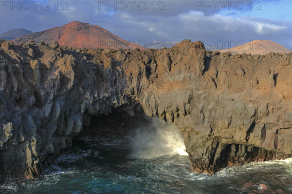 Espagne, Iles Canaries, Lanzarote, Los Hervideros grotte volcanique face à l'océan / Spain, Canary Islands, Lanzarote, Los Hervideros
Volcanic cave facing the ocean /