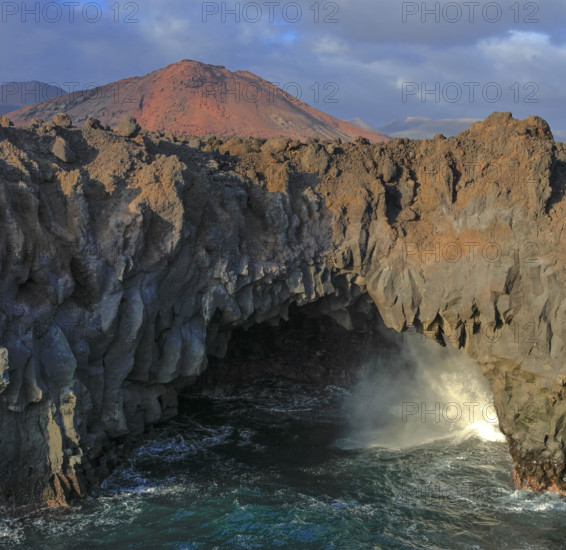 Espagne, Iles Canaries, Lanzarote, Los Hervideros grotte volcanique face à l'océan / Spain, Canary Islands, Lanzarote, Los Hervideros
Volcanic cave facing the ocean /