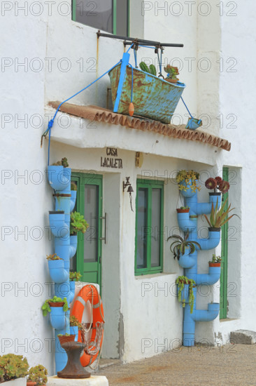 Espagne, Iles Canaries, Lanzarote, façades de maisons décorées, détails de portes colorées et fleuries / Spain, Canary Islands, Lanzarote, decorated house facades, details of colorful and flowery doors /