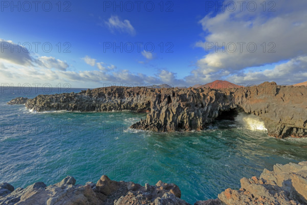 Espagne, Iles Canaries, Lanzarote, Los Hervideros grotte volcanique face à l'océan / Spain, Canary Islands, Lanzarote, Los Hervideros
Volcanic cave facing the ocean /