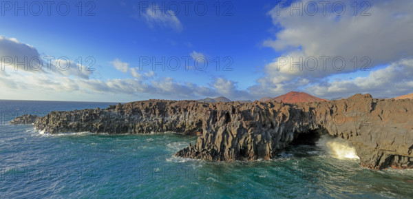 Espagne, Iles Canaries, Lanzarote, Los Hervideros grotte volcanique face à l'océan / Spain, Canary Islands, Lanzarote, Los Hervideros
Volcanic cave facing the ocean /