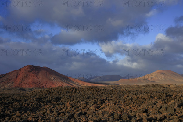 Espagne, Iles Canaries, Lanzarote, le volcan Bermeja vue depuis la pierre basalmique, le magma de pierres ponces / Spain, Canary Islands, Lanzarote, Bermeja volcano seen from the basaltic stone, pumice magma /